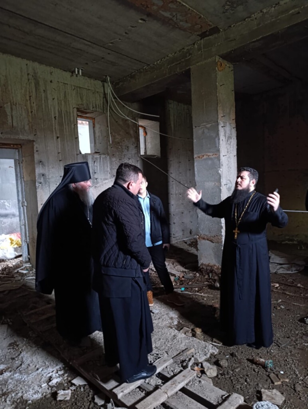 Духовенство у строящегося храма