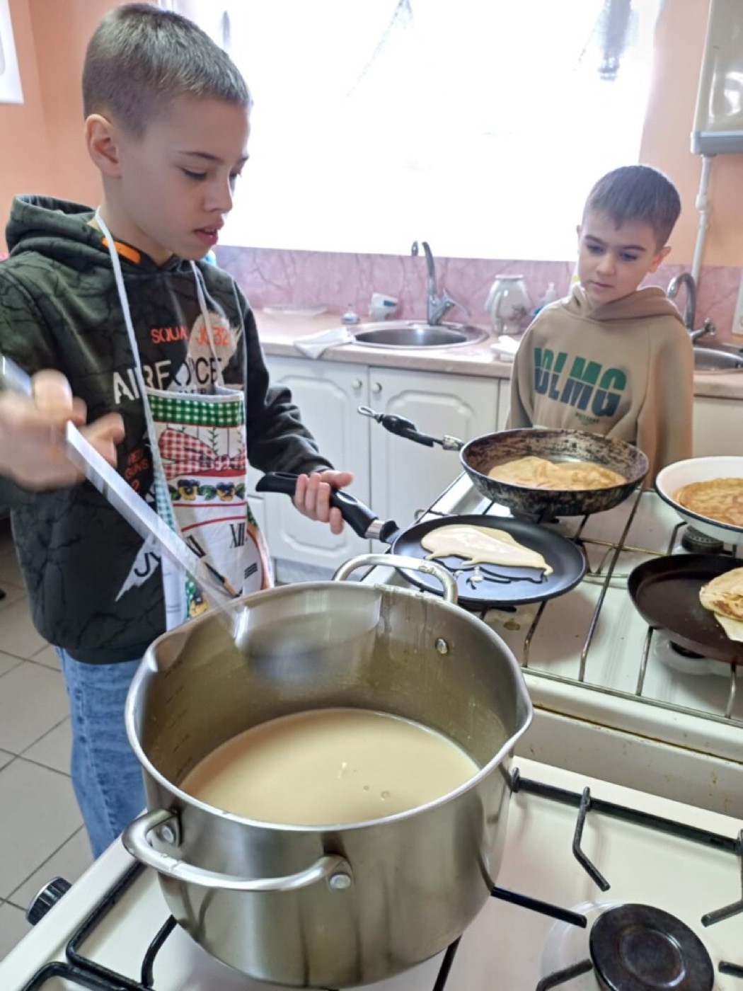 Юные помощники за приготовлением угощения