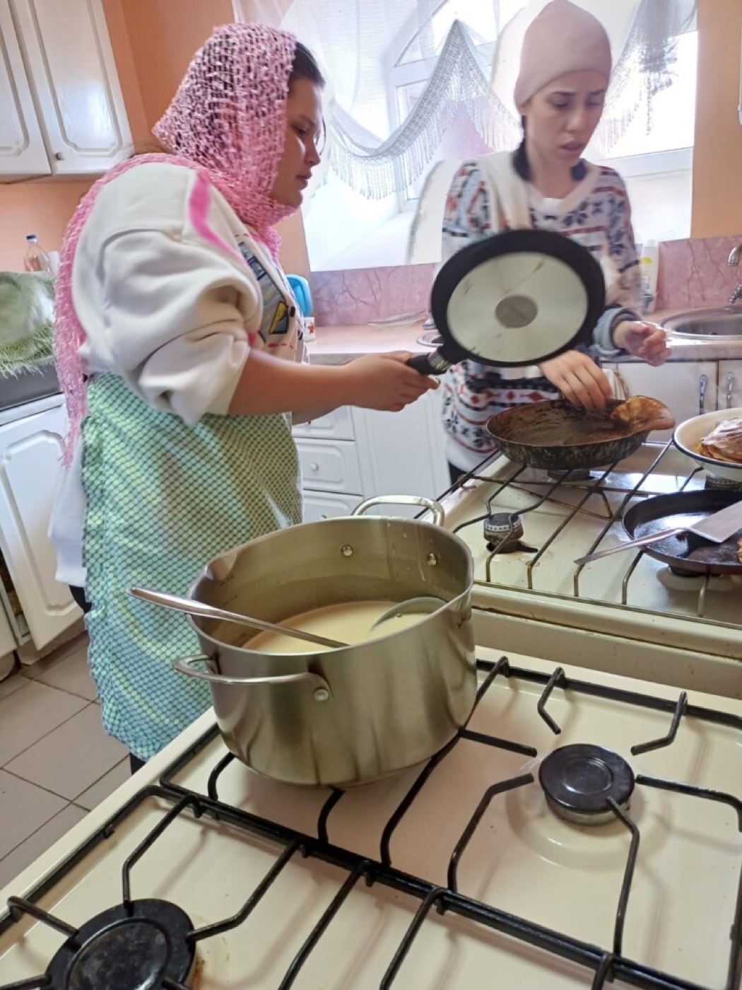 Дети угощают друг друга блинами