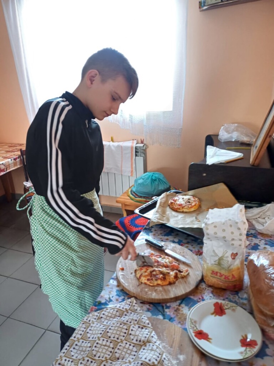 Ученики выкладывают начинку на пиццу