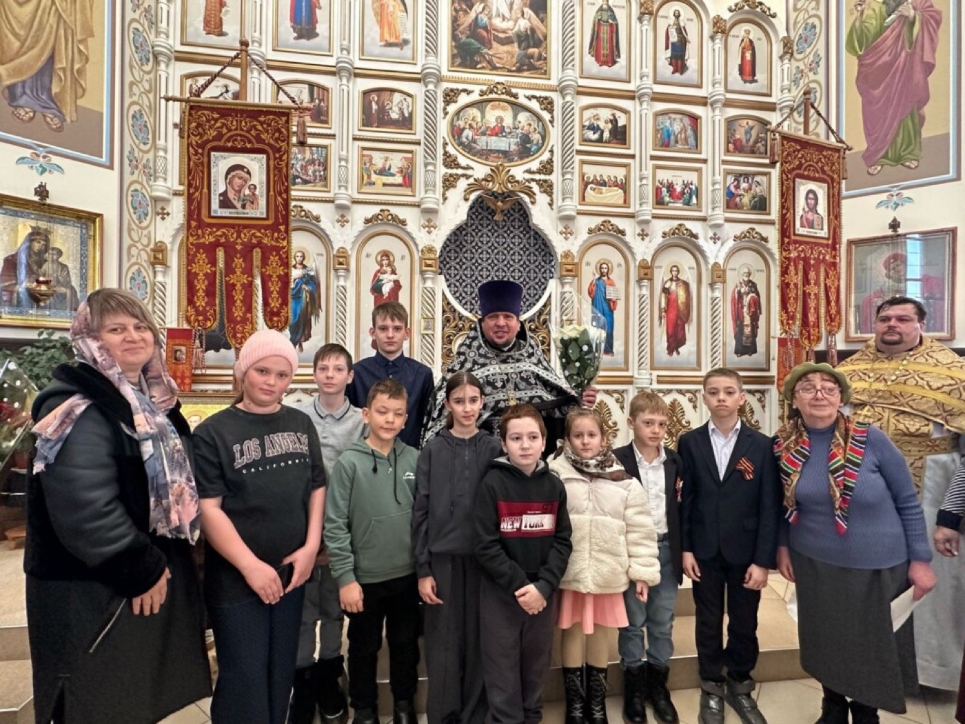 Прихожане поздравляют настоятеля с днём рождения