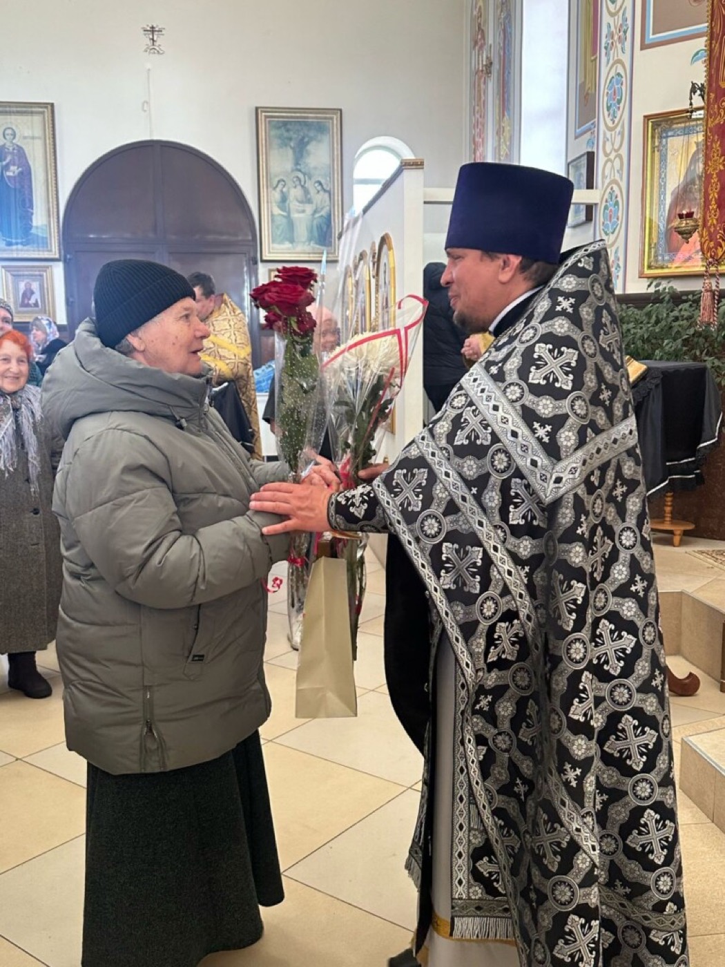 Прихожане поздравляют настоятеля с днём рождения