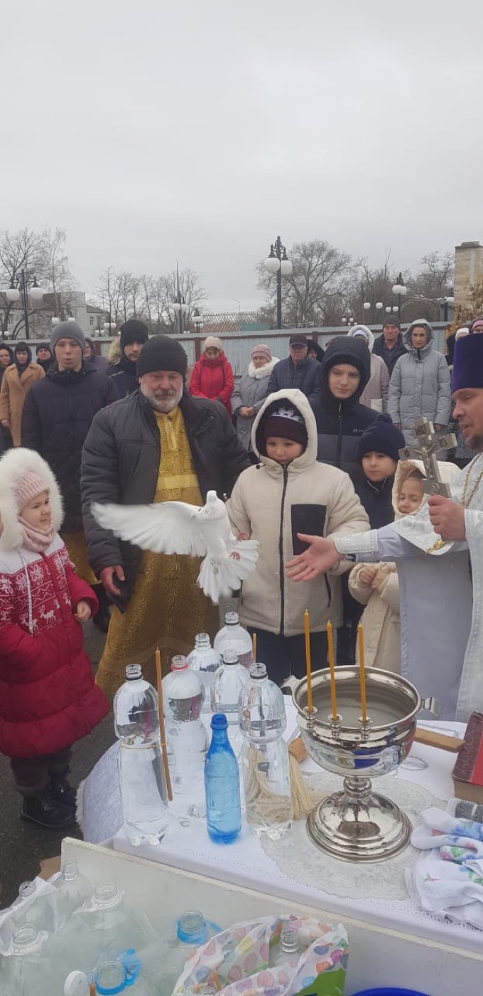 Верующие освящают крещенскую воду