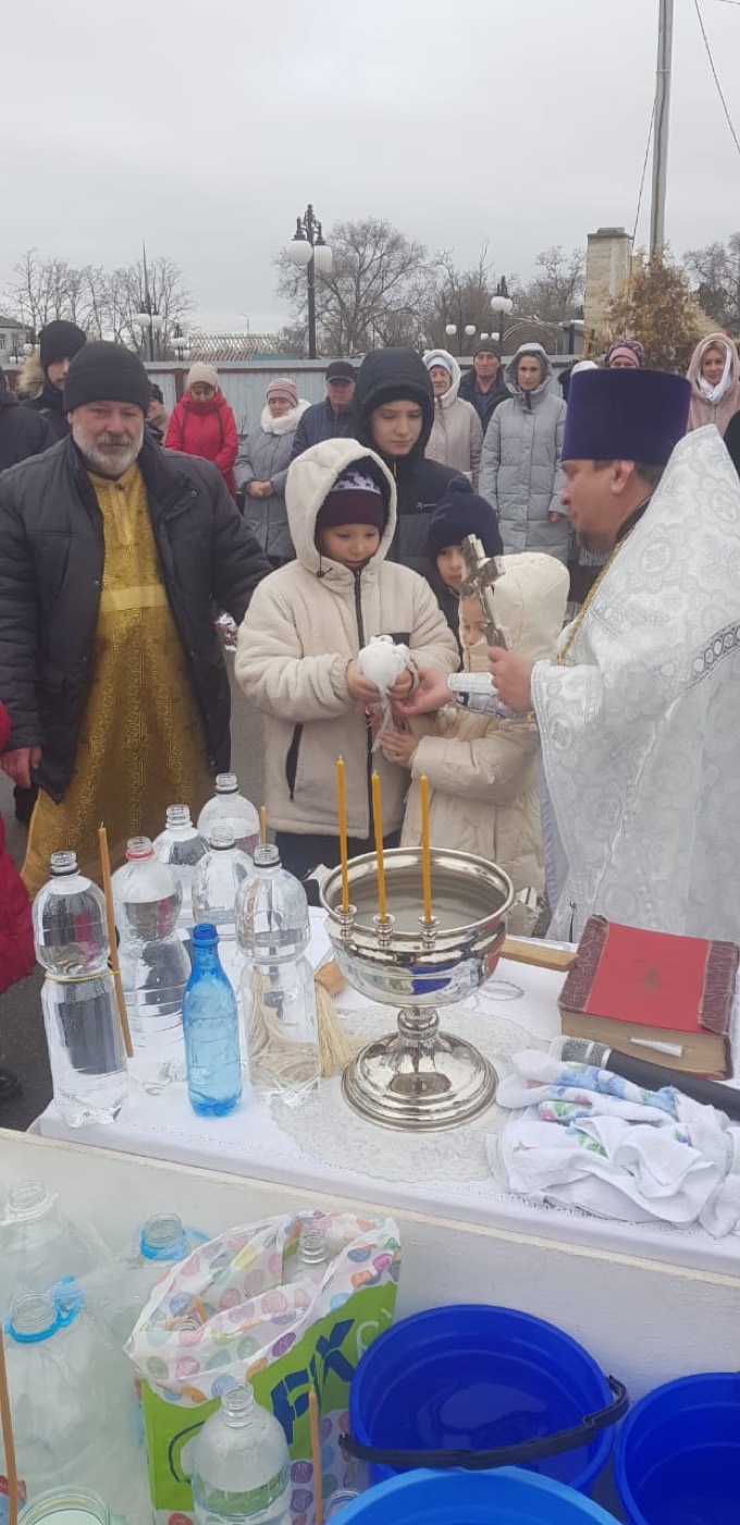 Настоятель храма отец Сергий поздравляет прихожан