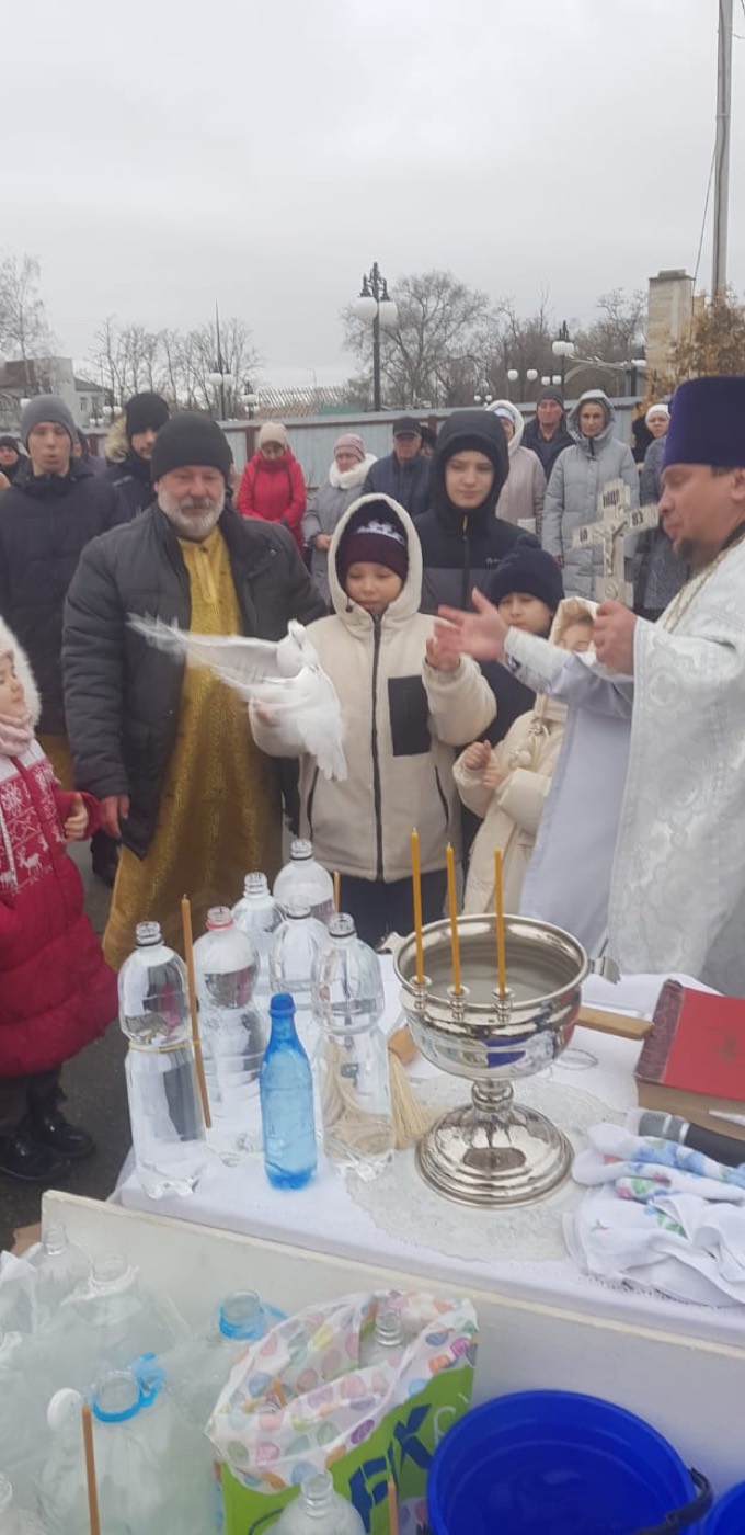 Прихожане на праздничном богослужении