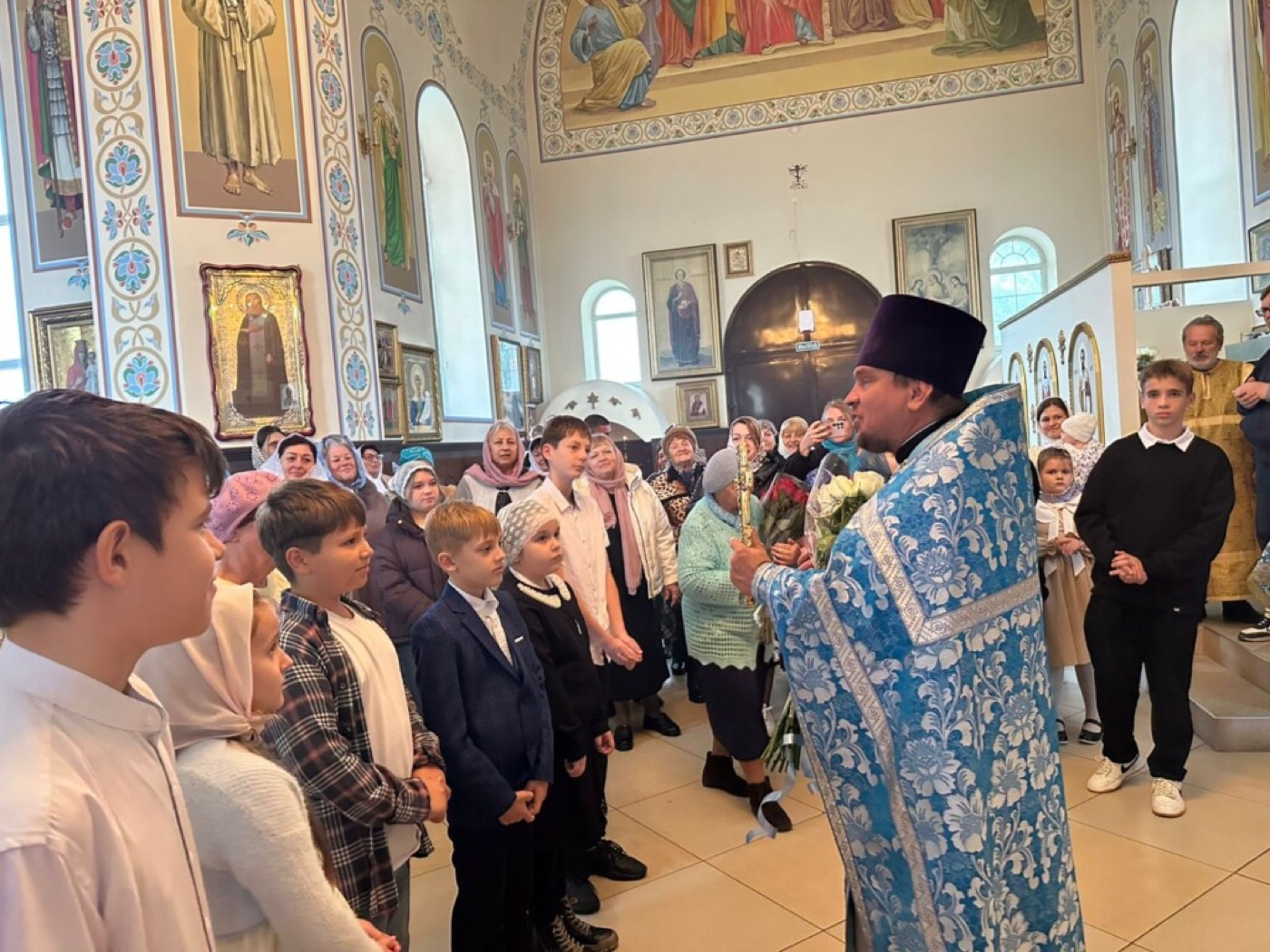 Прихожане на праздничной литургии