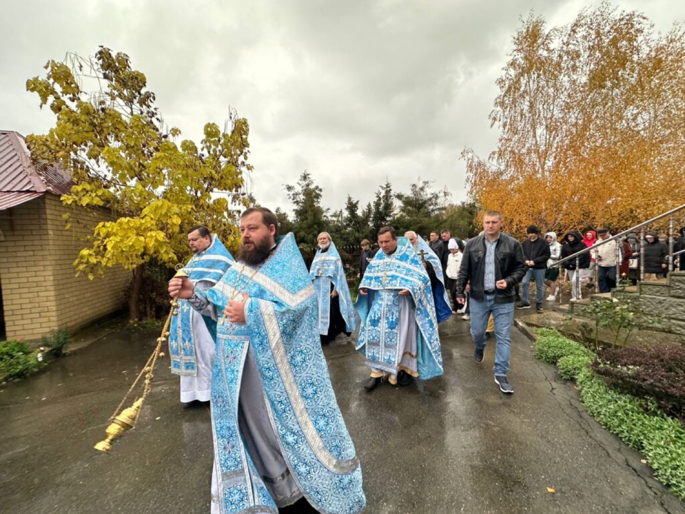 Участники праздника у храма