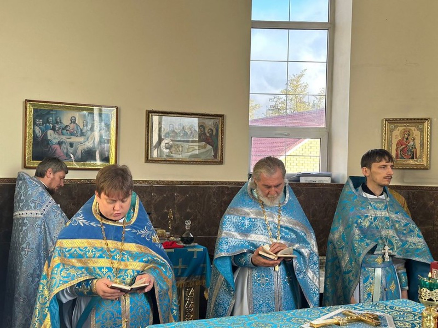 Прихожане и паломники на праздничной литургии