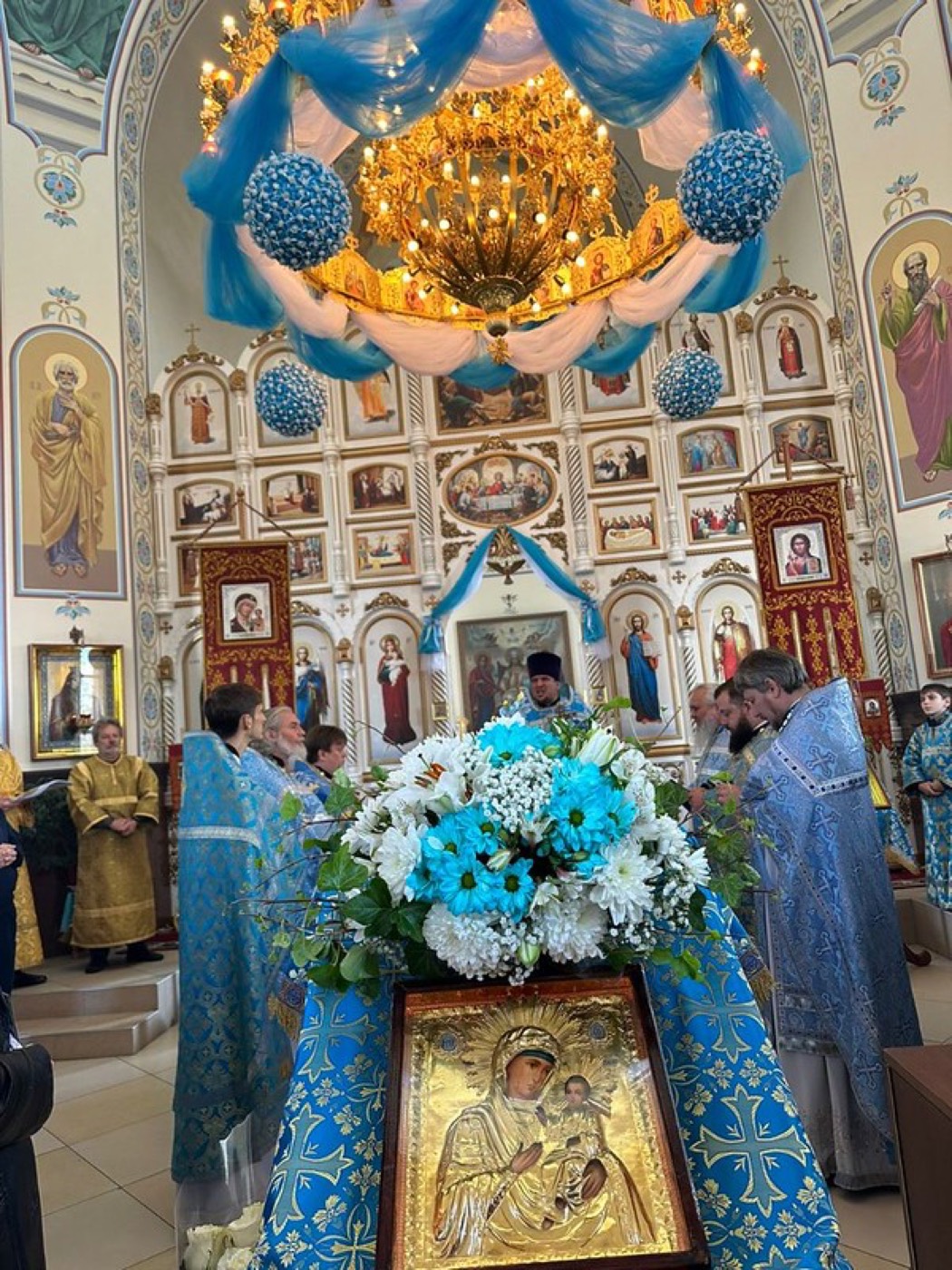 Благочинный протоиерей Сергий Гринёв за богослужением