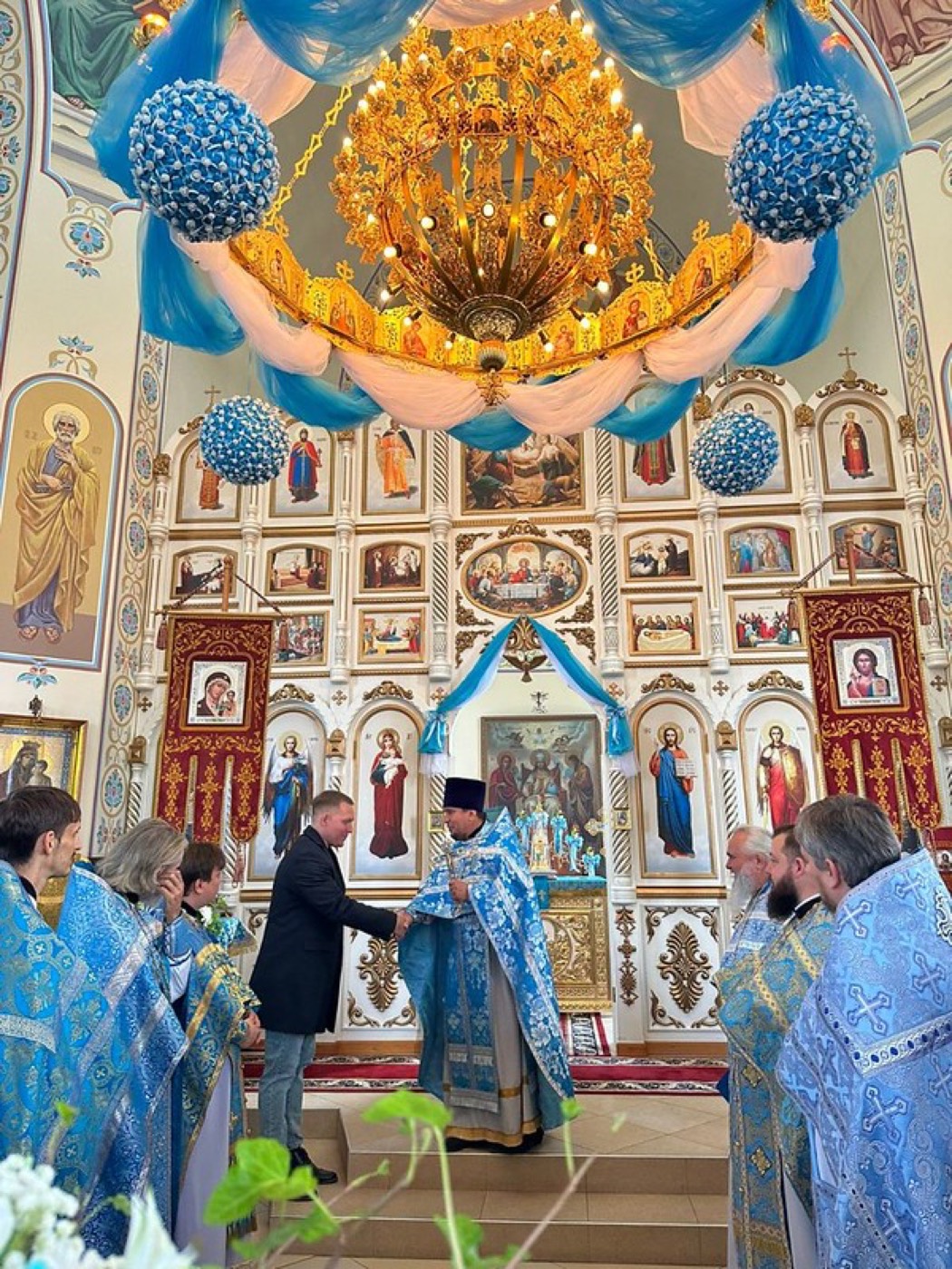 Прихожане и паломники на праздничной литургии