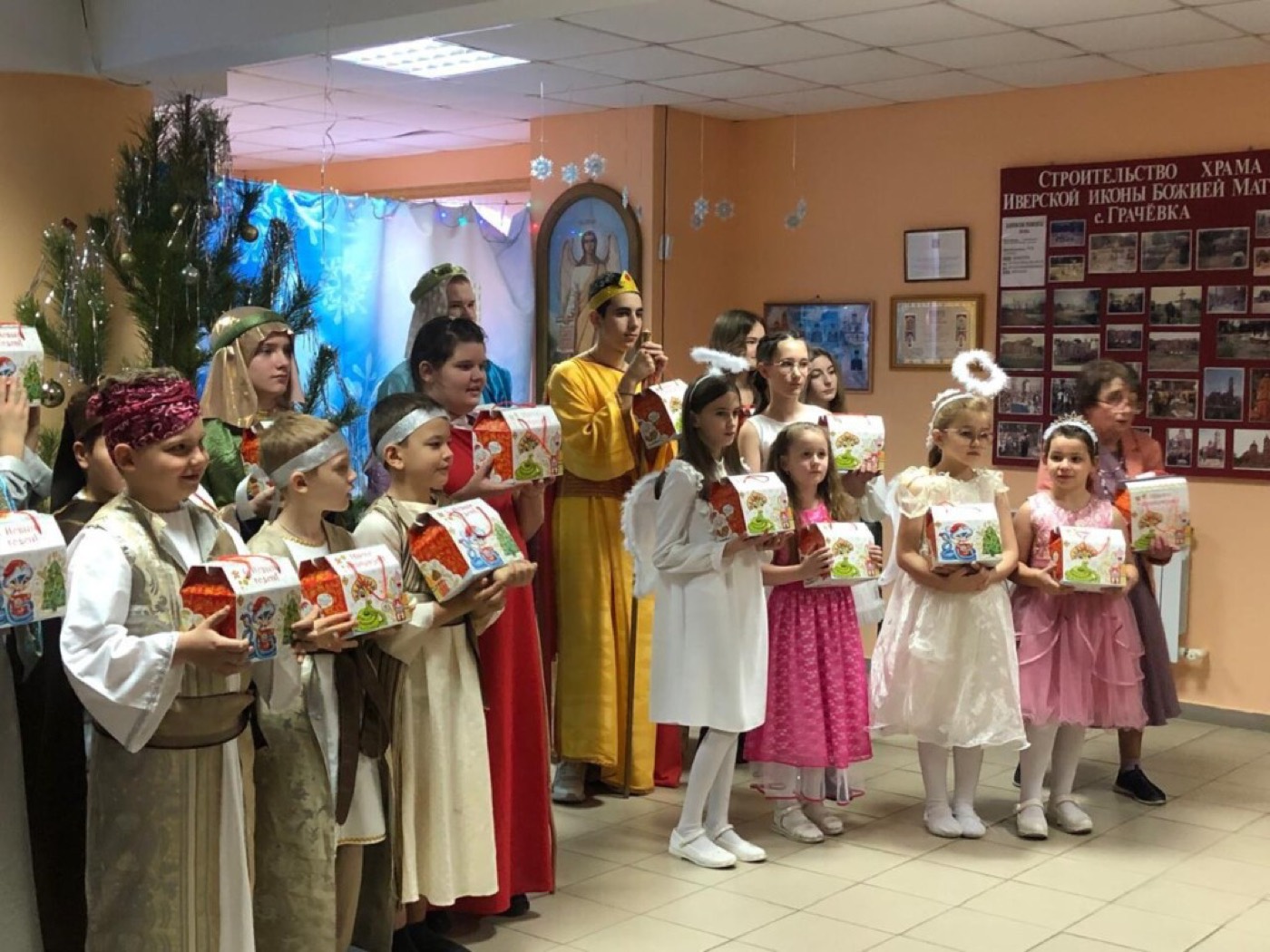 Юные участники на сцене