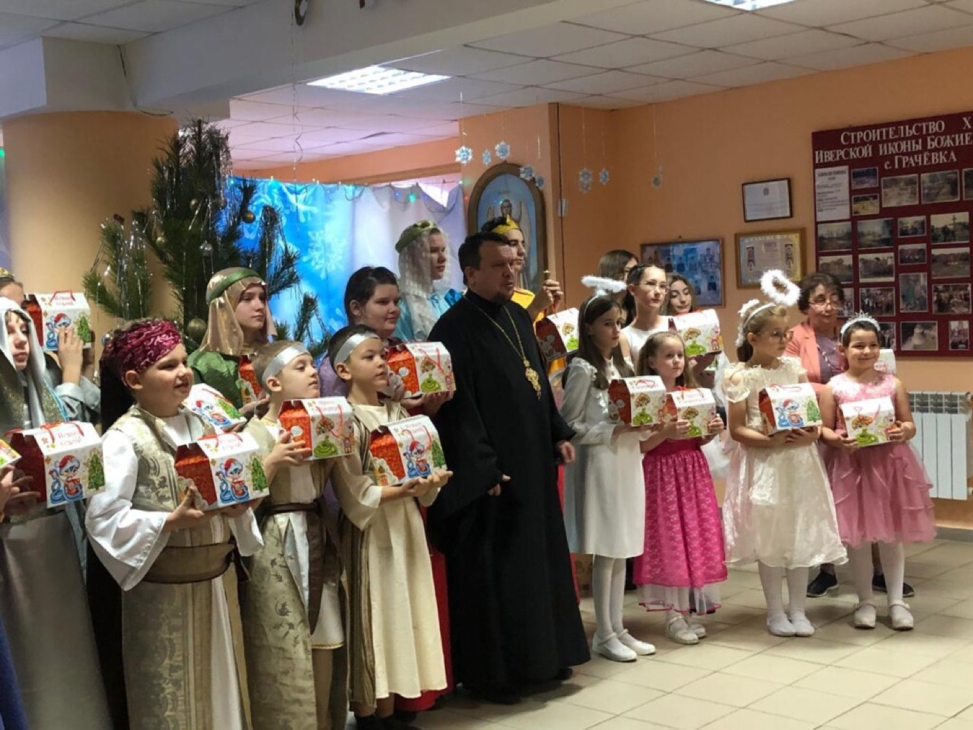Дети и родители на празднике Рождества