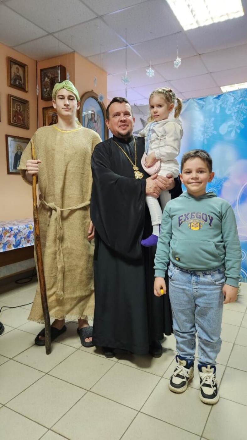 Настоятель отец Сергий поздравляет детей