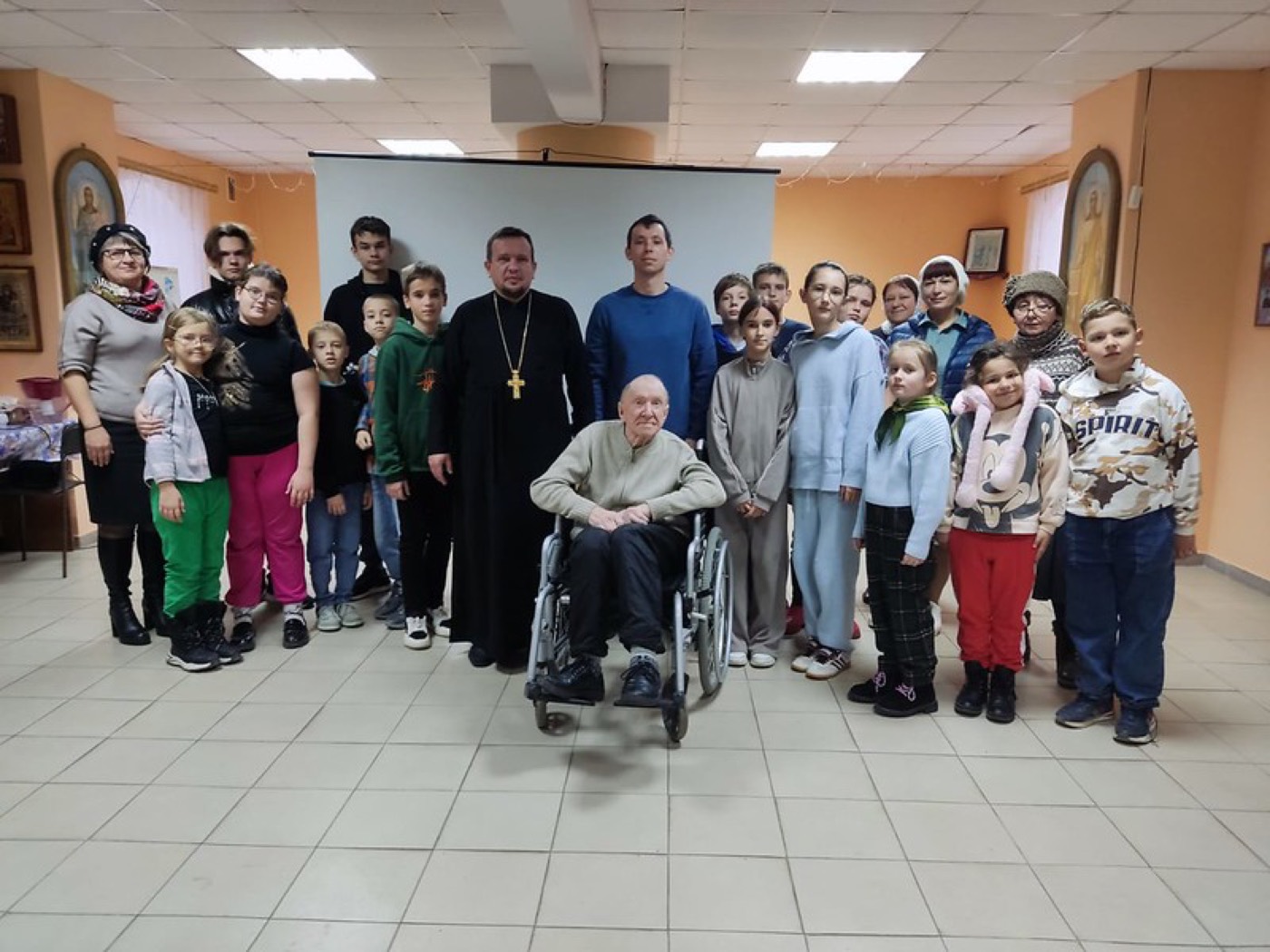 Благочинный благодарит гостя встречи