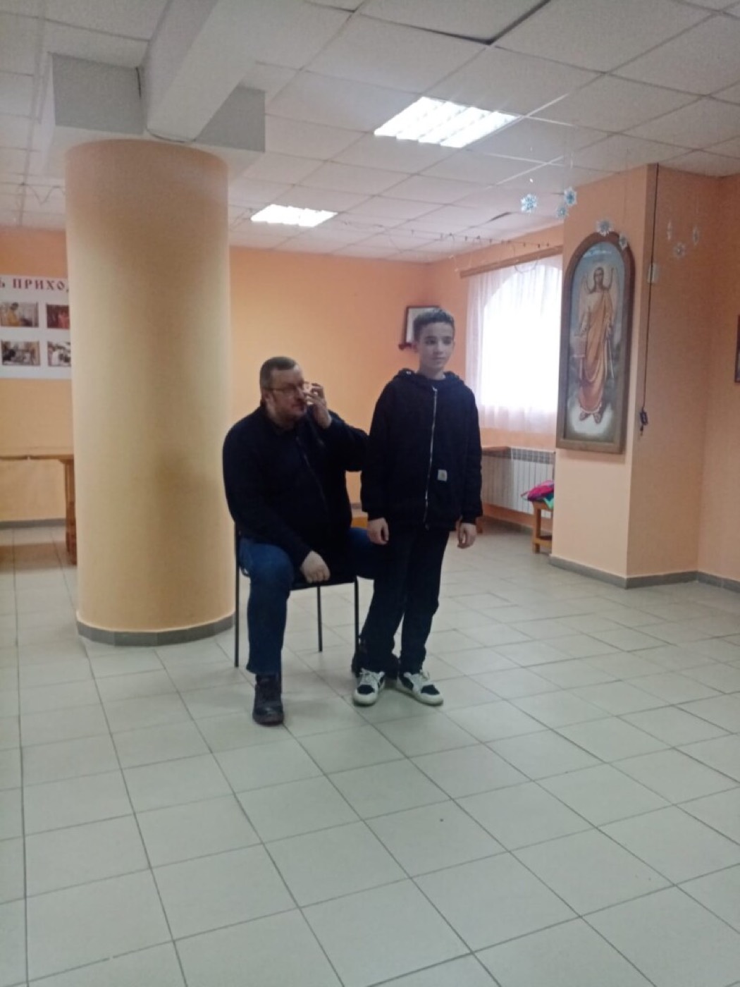 Приглашённый доктор рассказывает детям об экстренной помощи