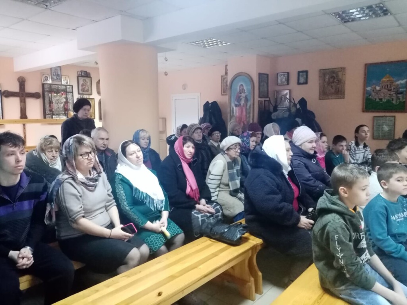 Дети слушают объяснения специалиста