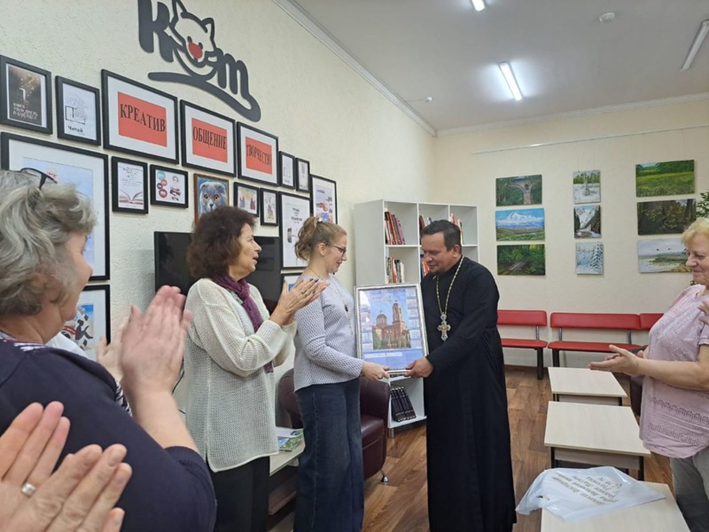 Благочинный вручает памятный подарок участнице