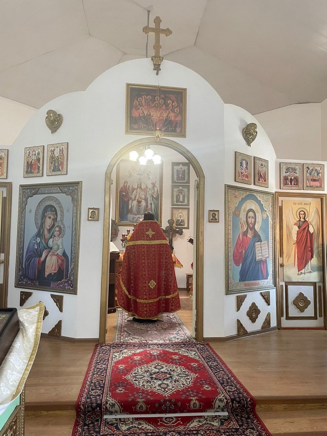 Прихожане и паломники на литургии