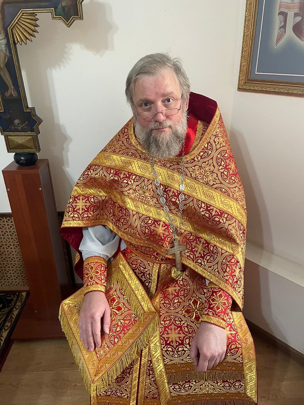 Благочинный протоиерей Сергий Гринев за литургией