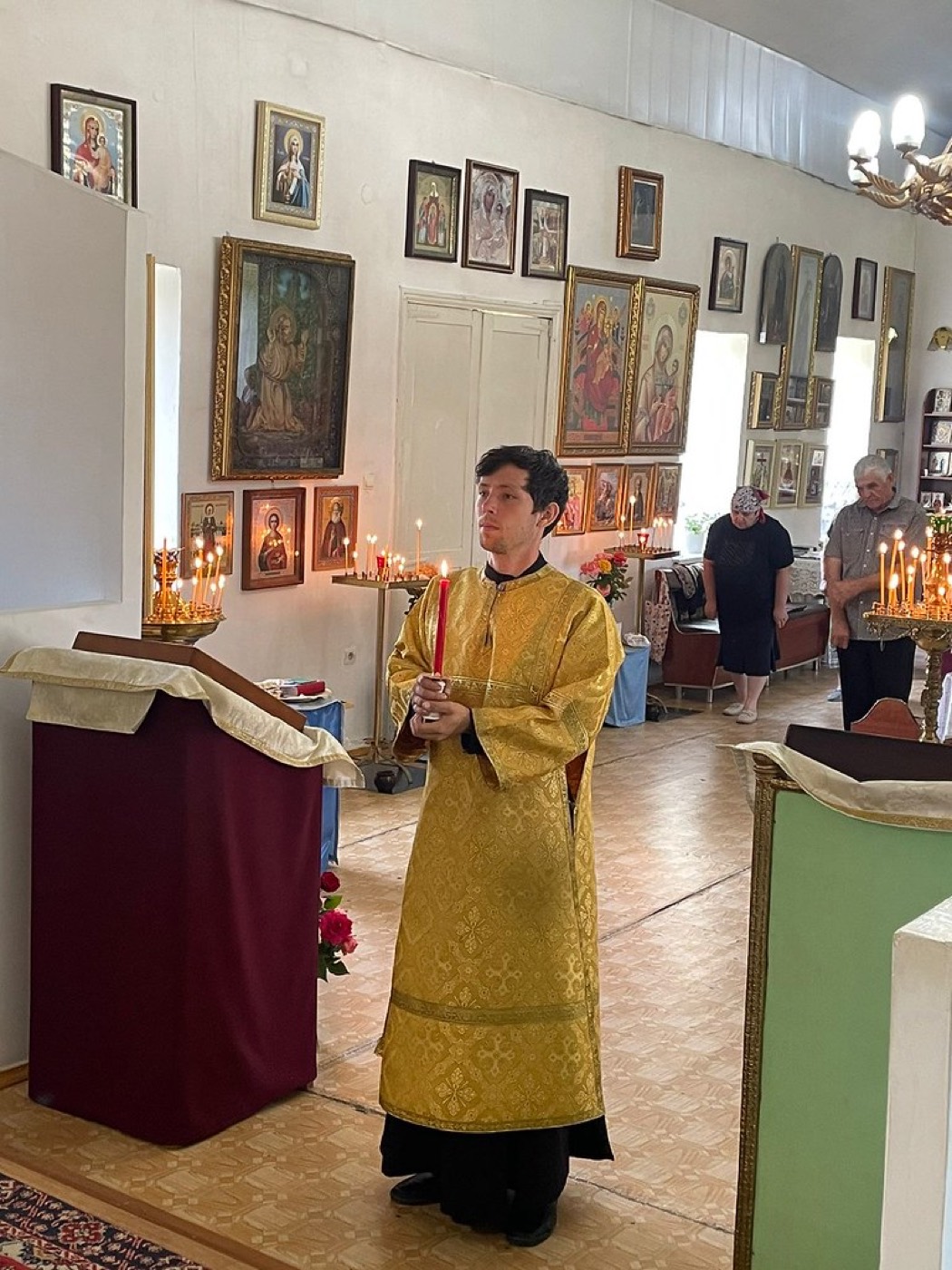Прихожане и паломники на литургии