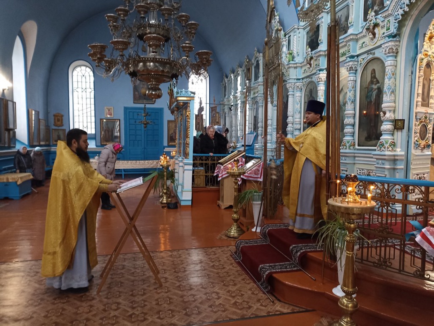 Благочинный протоиерей Сергий Гринев возглавляет Литургию