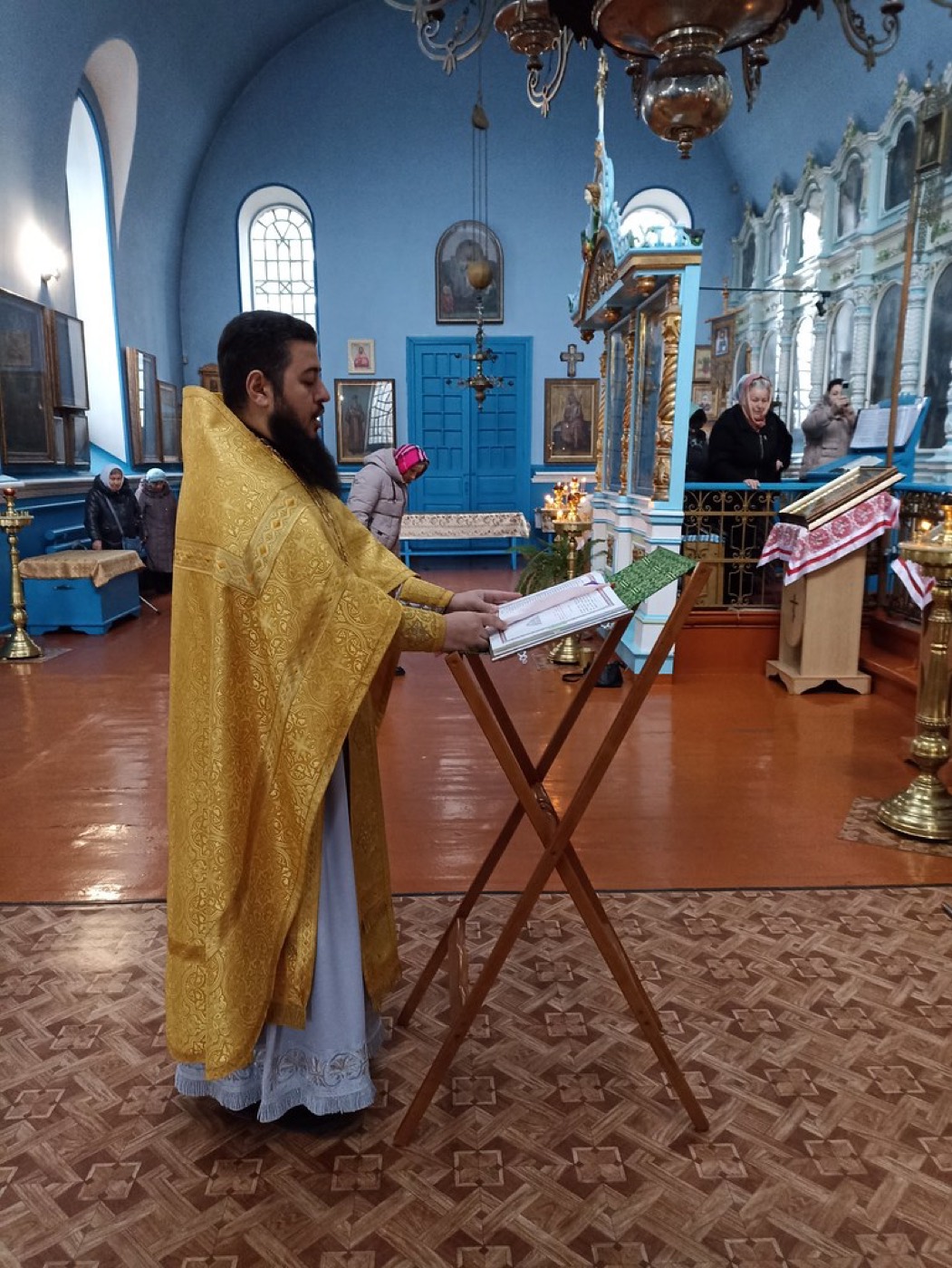 Славление перед иконой святителя Спиридона